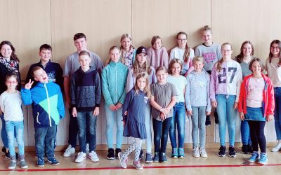 Das Jugendorchester und die Tastenhüpfer lernen sich gegenseitig Kennen